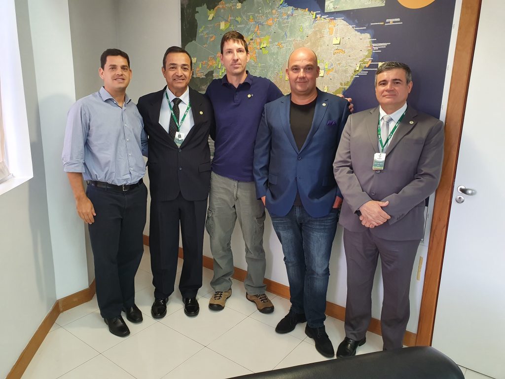 Visita dos representantes do ACTP que mantêm as ararinhas-azuis