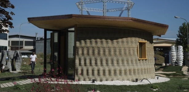 Casa sustentável impressa em 3D com argila. 