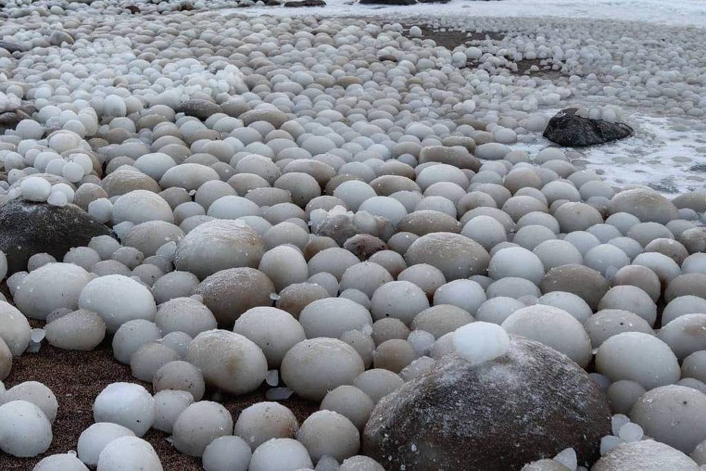 Praia coberta de "ovos de gelo" na Finlândia. 