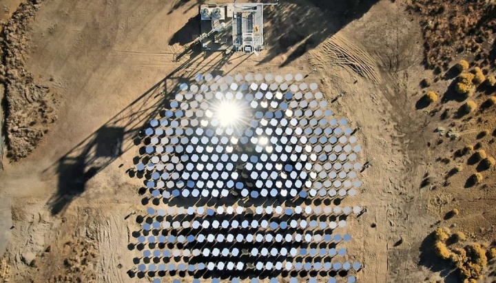 Sistema de espelhos da Heliogen. Essa tecnologia que pode substituir os combustíveis fósseis na produção de calor.