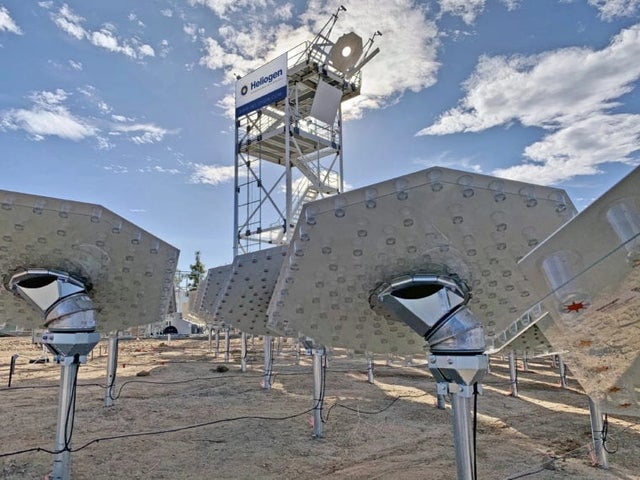 Espelhos posicionados em direção à torre receptora. Foto: Heliogen.