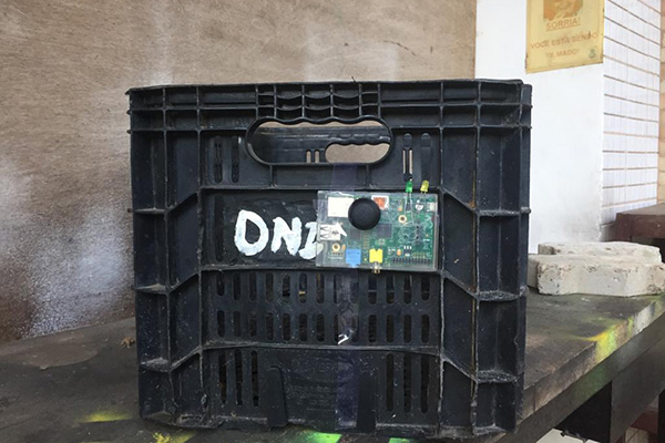 Caixote de feira com a placa de Arduino  para evitar desperdício de alimentos