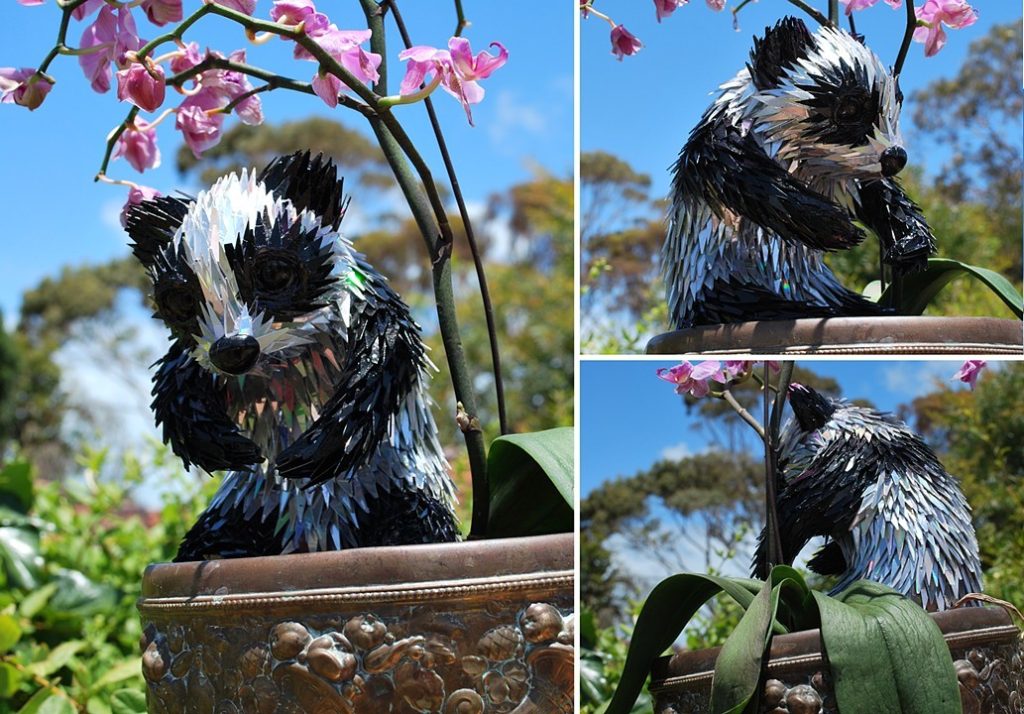 Escultura de filhote de panda com cds descartados