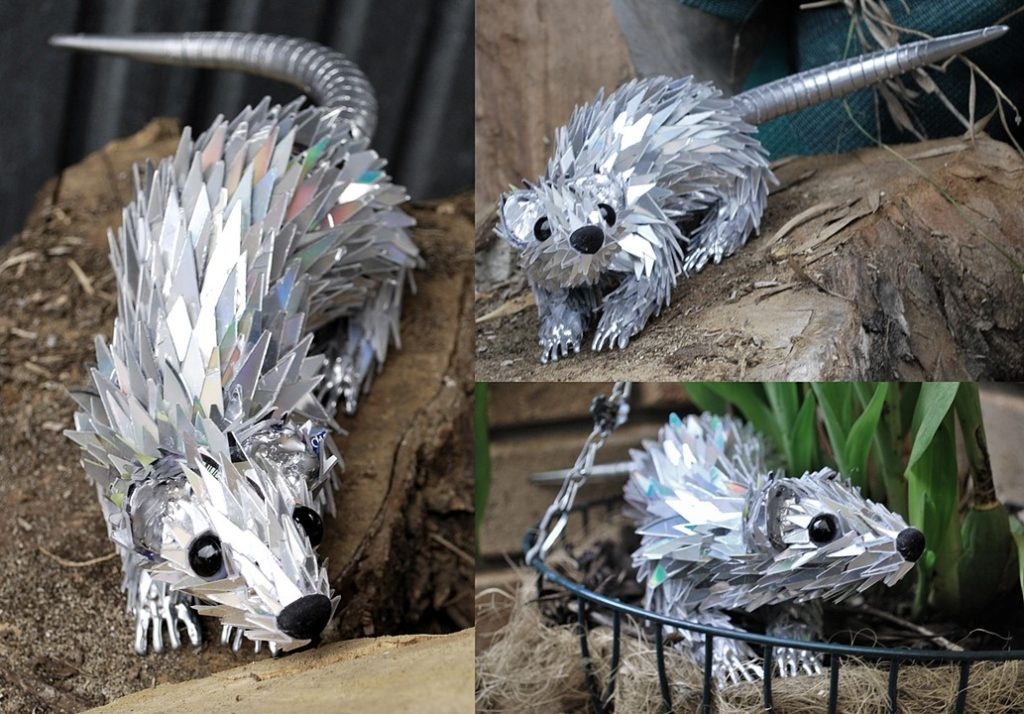 Escultura de ratos com cds descartados