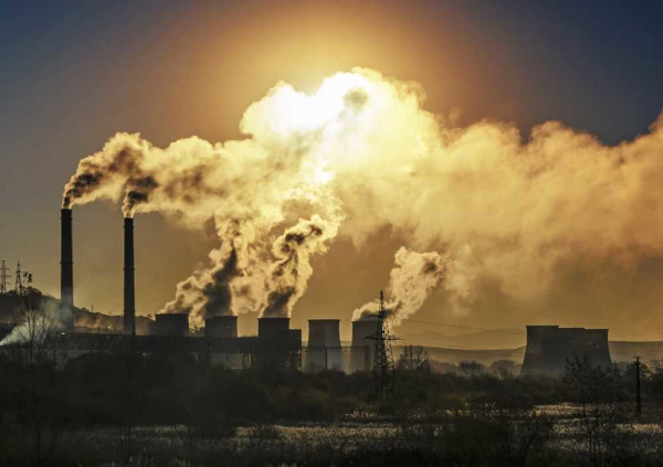 A queima de combustíveis fósseis libera gases que intensificam o aquecimento global