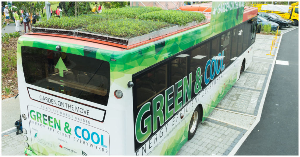Cingapura instalou telhados verdes em ônibus para diminuir a temperatura dos ônibus e as emissões de CO2