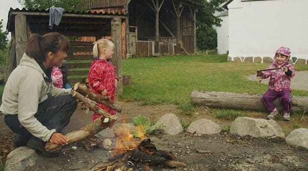Crianças fazendo fogueira na escola florestal