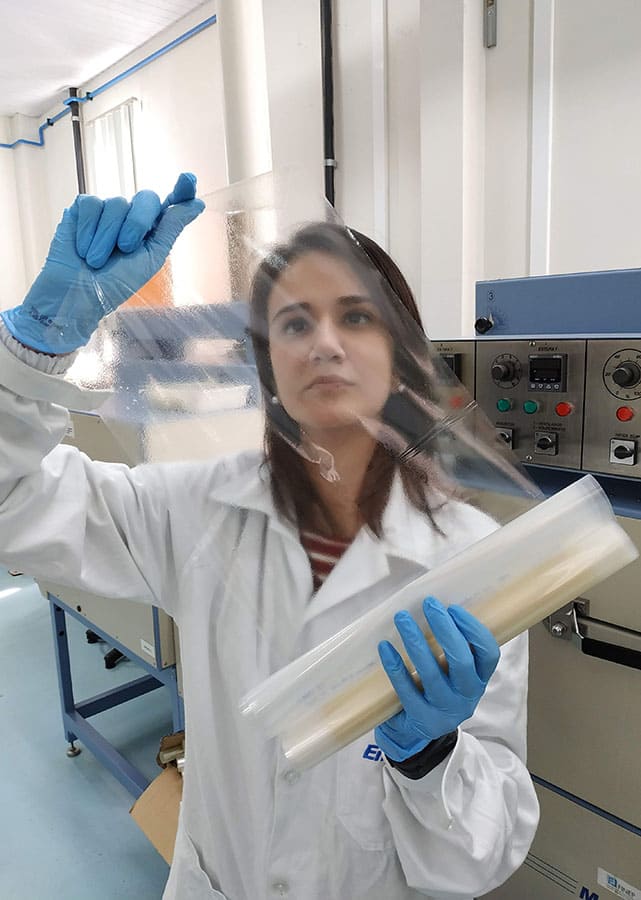 O "plástico" filme à base de gelatina é transparente, resistente e antimicrobiano.