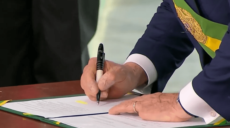 Lula assina decreto